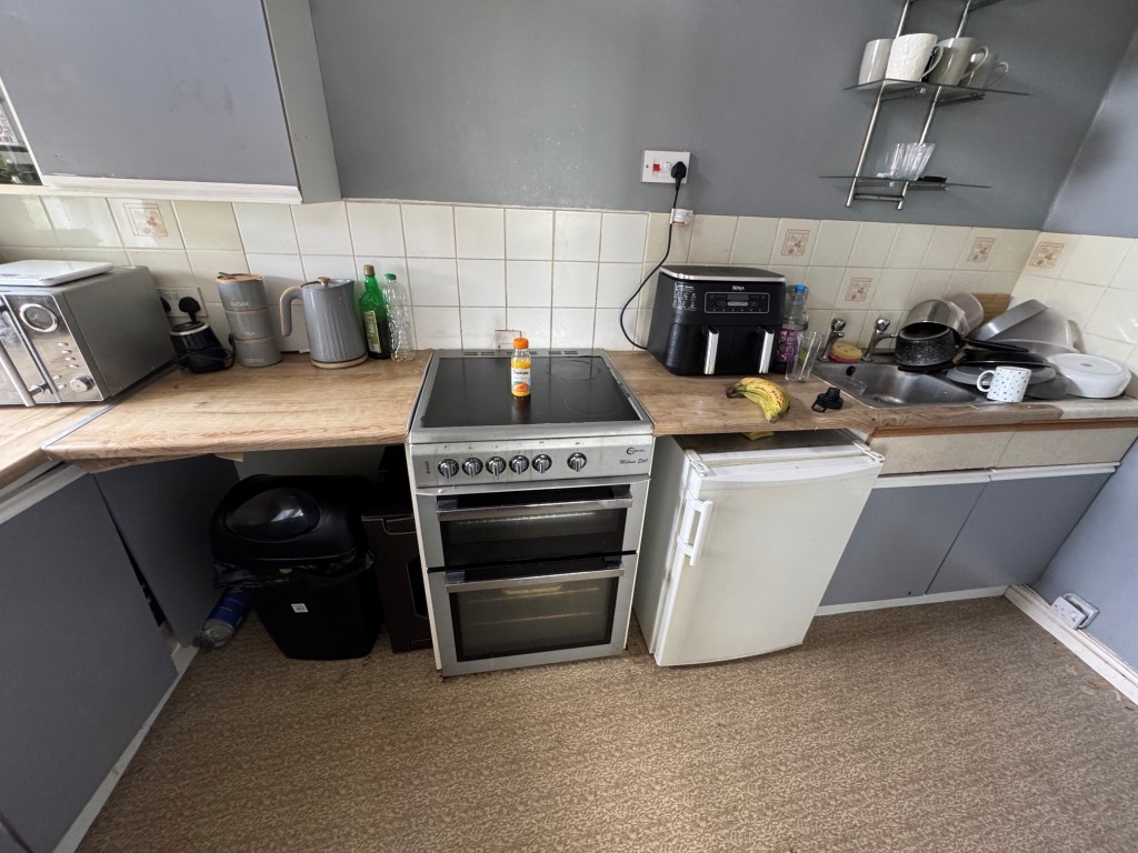 Lot: 132 - PERIOD FREEHOLD BLOCK OF SIX FLATS WITH OFF STREET PARKING - Hay House - Flat 5 - kitchen